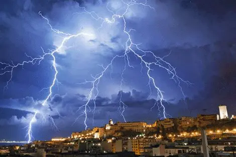 طقس السبت: زخات رعدية ورياح مرتقبة بعدة أقاليم