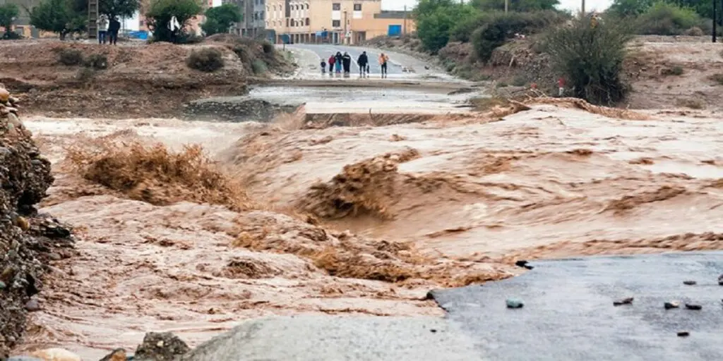 طاطا تغرق تحت السيول الجارفة.. والسكان يناشدون السلطات لإنقاذ المحاصرين