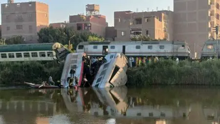 تصادم قطارين في “مصر” يسفر عن إصابة 20 شخصا وسقوط عربتين في “جدول مائي”