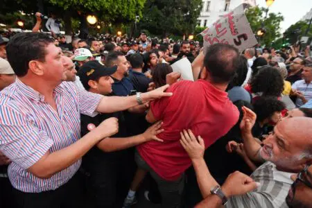 التونسيون يتظاهرون ضد “القمع” قبل يومين من الانتخابات الرئاسية