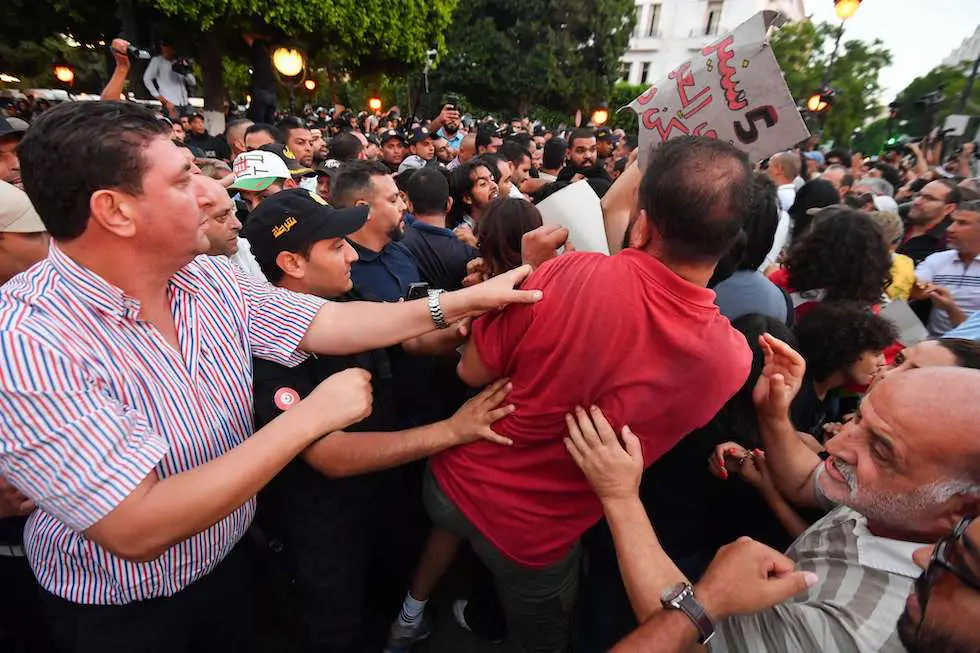 التونسيون يتظاهرون ضد “القمع” قبل يومين من الانتخابات الرئاسية