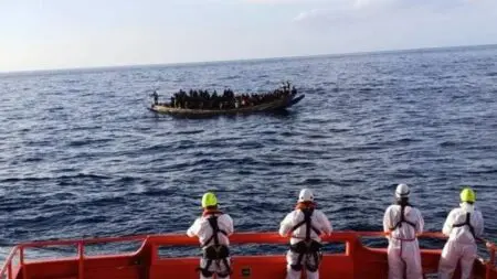 جزر الكناري تستقبل أكبر قارب مهاجرين في تاريخها