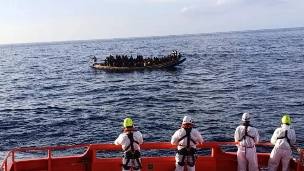 جزر الكناري تستقبل أكبر قارب مهاجرين في تاريخها