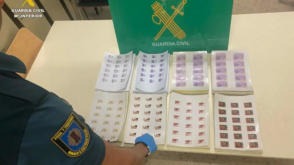 مطار فالنسية.. حجز طوابع بريدية قيمتها 100 مليون سنتيم بحوزة إسبانية قادمة من الدار البيضاء