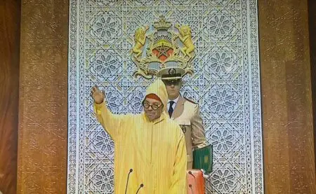 الملك محمد السادس يحذر من مناورات الخصوم ويدعو إلى الحذر والتعبئة
