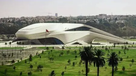 لوموند :المغرب لديه “أكبر مسرح في إفريقيا” كلف 210 مليار، لكنه لا يزال مغلقًا