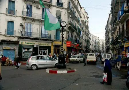 مغاربة الجزائر.. مضايقات بالجملة وحياة صعبة ومصير ملغوم