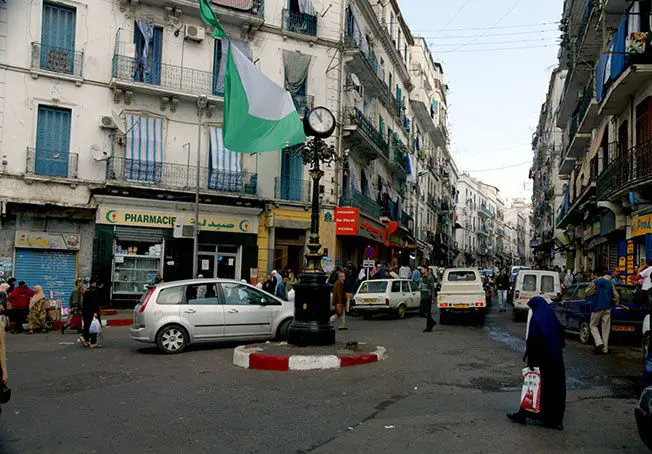 مغاربة الجزائر.. مضايقات بالجملة وحياة صعبة ومصير ملغوم