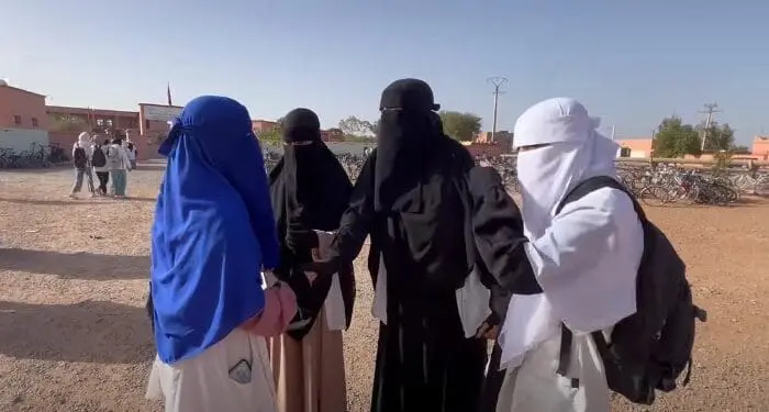 برلمانية تنتقد منع “المحجبات” من الالتحاق بالمؤسسات التعليمية