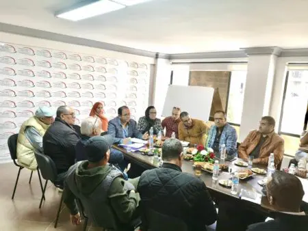 أرباب المقاهي يصعدون في وجه الحكومة بوقفة احتجاجية أمام البرلمان