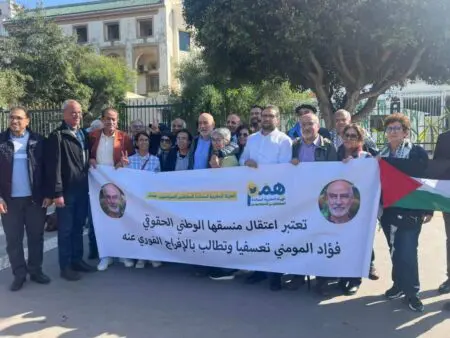 عشرات الحقوقيين في استقبال عبد المومني بعد متابعته في حالة سراح