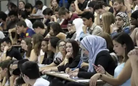 “الهجرة الصامتة” في فرنسا.. ارتفاع عدد الشباب الذين يهاجرون إلى بلدان والديهم الأصلية