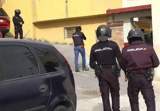 عملية أمنية تسفر عن توقيف 24 شخصًا بينهم عنصر من الحرس المدني في سبتة