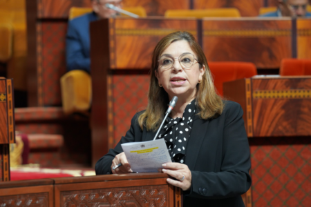 طفلان يبيتان في العراء قرب البرلمان ومنظمة تطلق نداءً عاجلاً