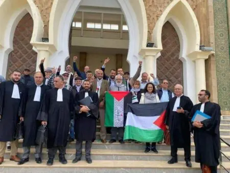إدانة 13 مناهضًا للتطبيع بالحبس موقوف التنفيذ بعد احتجاج أمام “كارفور”