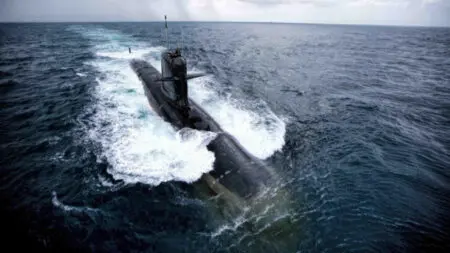 المغرب في طريقه لشراء أول غواصة..صراع روسي فرنسي حول الصفقة
