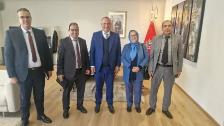 مقترح قانون لتنظيم قطاع المقاهي على طاولة الوزير مزور