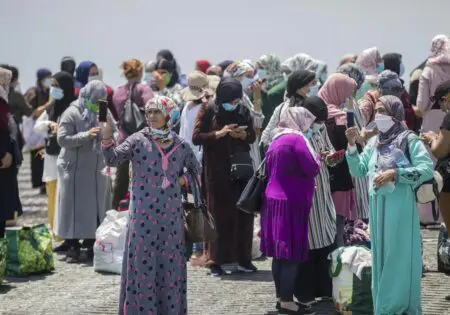 فريق إسباني يحل بالمغرب لاختيار 3000 عاملا لحملة جني الفواكه الحمراء في “هويلفا”