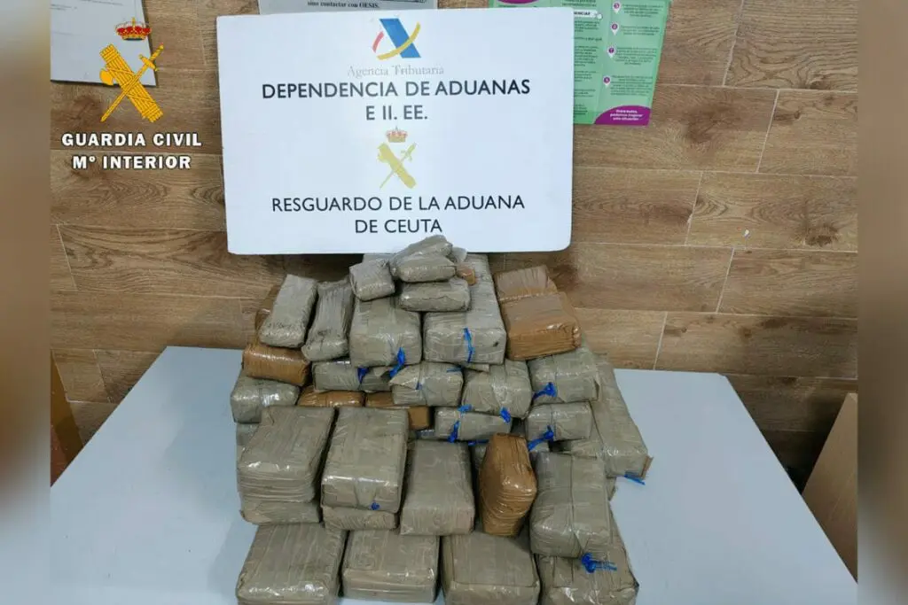 سبتة.. ضبط 46 كيلوغرامًا من الحشيش مخبأة في سيارة مغربي مقيم في فرنسا