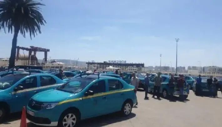 فوضى “الطاكسيات” في ميناء طنجة.. تسعيرات جائرة تحت أنظار السلطات