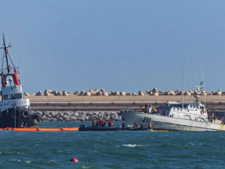 المغرب ينجح في سحب الزورق العسكري الجانح قرب مليلية