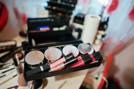 تحذيرات من بيع مستحضرات تجميل غير صالحة في السوق المغربية
