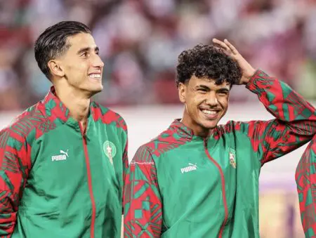 المدافع المغربي أزنو يعتزم الرحيل عن بايرن ميونيخ