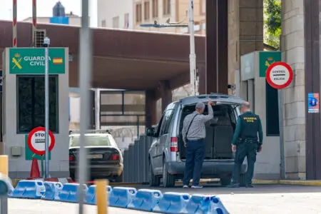 “إل باييس”: اليوم عبرت شاحنة إسبانية قادمة من مليلية بنجاح الجمارك التجارية ببني انصار