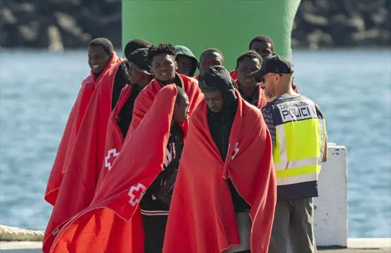 وحدات إسبانية تنقذ 110 مهاجرا في المياه المغربية كانوا متجهين إلى جزر الكناري