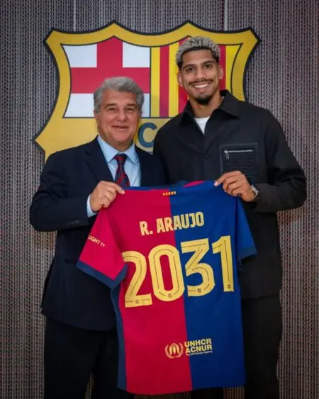برشلونة يضع حدا للشائعات ويمدد عقد أراوخو إلى غاية 2031