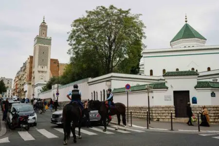 لوبوان: مسجد باريس الكبير.. السفارة الثانية للجزائر بفرنسا؟