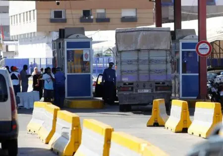 المغرب يمنع دخول أول شاحنة إسبانية محملة بالبضائع عبر معبر بني انصار