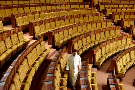 تكلفة بالملايير من المال العام لمؤسسة بمقاعد فارغة