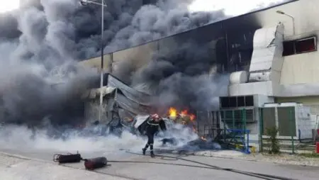 حريق مهول بمصنع للنعال البلاستيكية بطنجة وإصابة رجل إطفاء