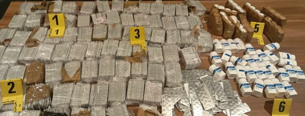 توقيف زوجين بميناء طنجة وحجز 64 ألف قرص مخدر بسيارتهما