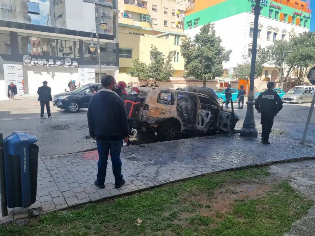 نجاة حامل وزوجها وسائق سيارة إسعاف من حادث احتراق مروع في طنجة
