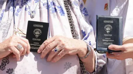 الكويت تجرد 42 ألف مواطن من الجنسية