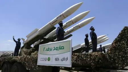 إجلاء نتنياهو من الكنيست وإصابة 13 إسرائيليا بعد إطلاق صاروخ من اليمن