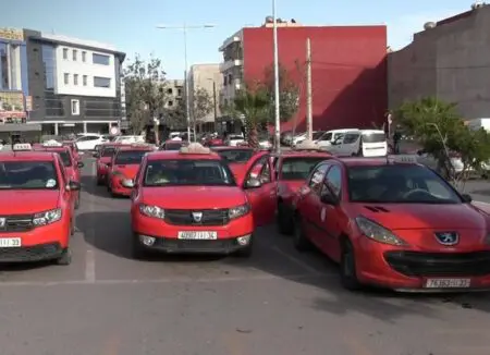 سائقو “الطاكسيات” في أكادير ينددون بمنعهم من مطار المسيرة