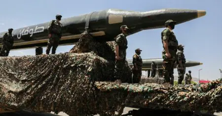 الحوثيون يعلنون استهداف مطار “بن غوريون” بصاروخين بالستيين