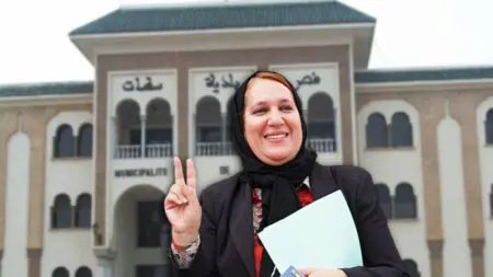 جدل في سطات بسبب استقبال نقابي داخل مقر الجماعة نادية فضمي رئيسة المجلس الجماعي لسطات عن حزب الإستقلال