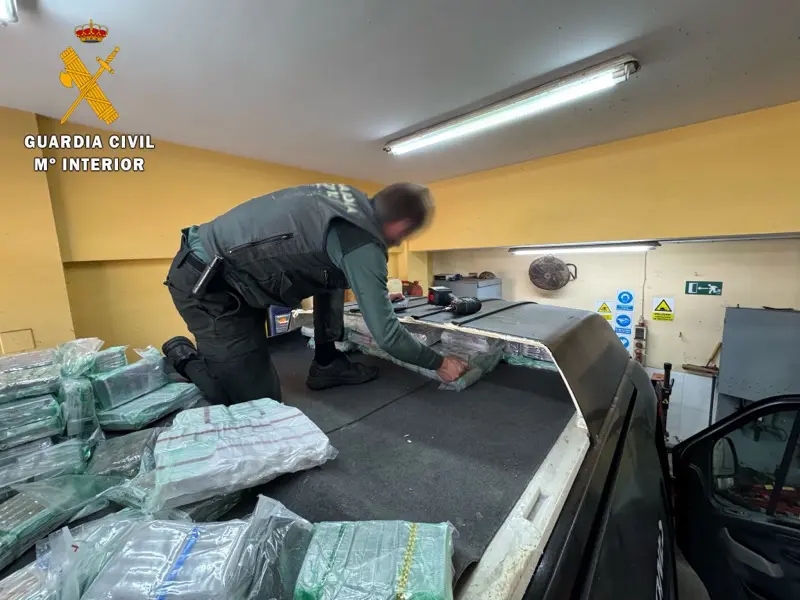 سبتة.. سجن سائق حاول تهريب طن من الحشيش في شاحنة إضاءة مزيفة