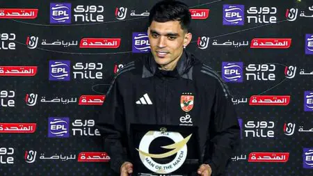 للمرة الثانية على التوالي.. لاعب الأهلي المصري أشرف بنشرقي رجل المقابلة
