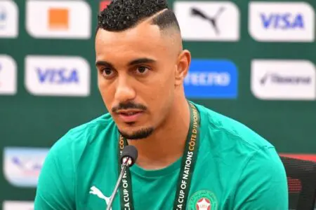 حقيقة معاقبة وليد الركراكي لحارس المنتخب الوطني