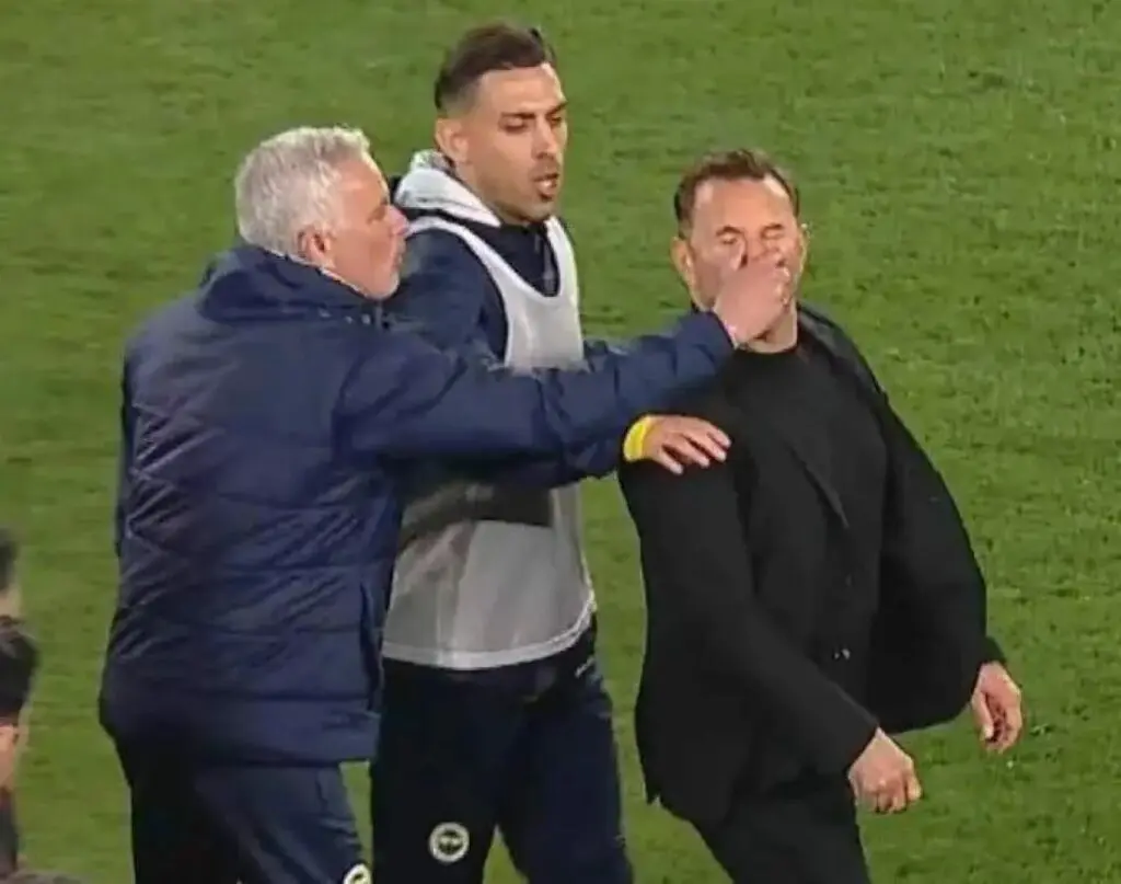 مورينيو يعتدي على مدرب غلطة سراي في ربع نهائي كأس تركيا