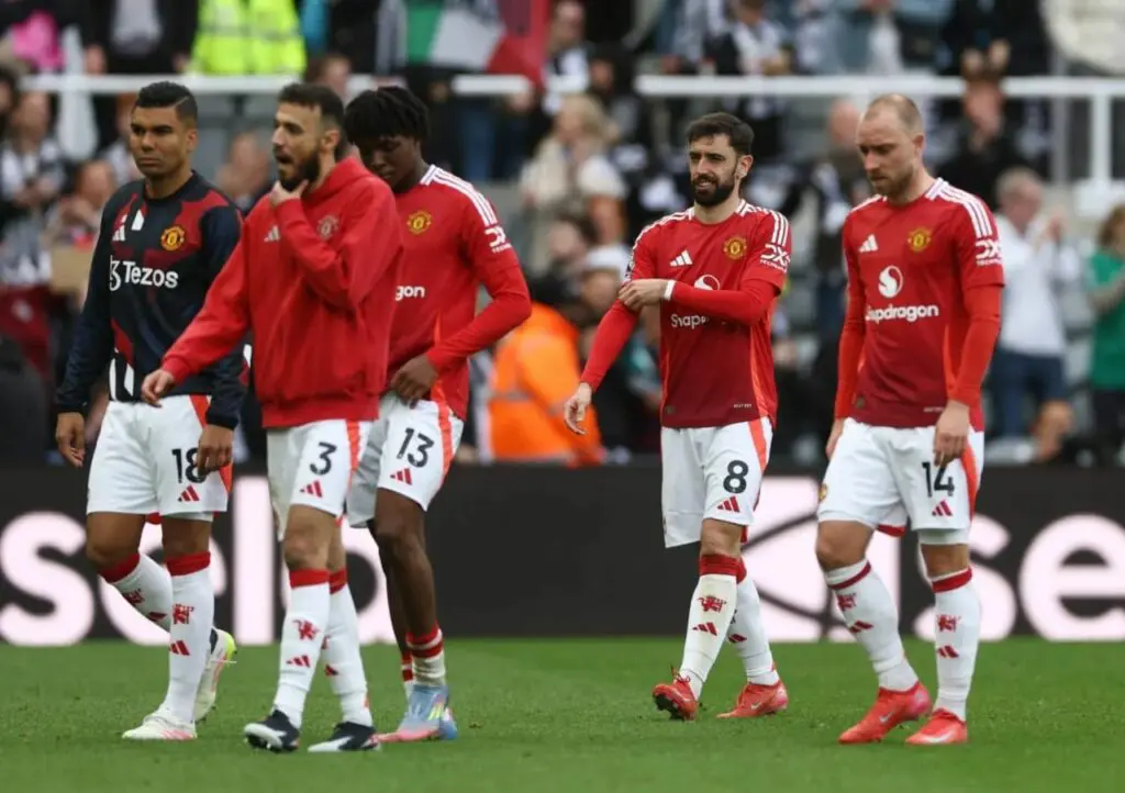 من القمة إلى القاع.. مانشستر يونايتد يعيش أسوأ مواسمه