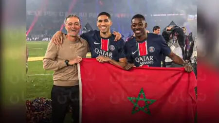 العلم المغربي يتألق في احتفالات باريس سان جيرمان بلقب الدوري الفرنسي
