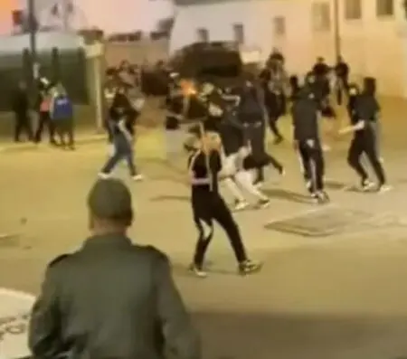 توقيفات بعد أحداث مباراة الوداد والجيش وتساؤلات حول السماح بخروج الجمهورين من باب واحد وجدوى الاجتماع الأمني