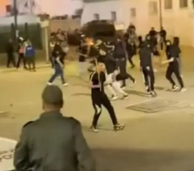 توقيفات بعد أحداث مباراة الوداد والجيش وتساؤلات حول السماح بخروج الجمهورين من باب واحد وجدوى الاجتماع الأمني