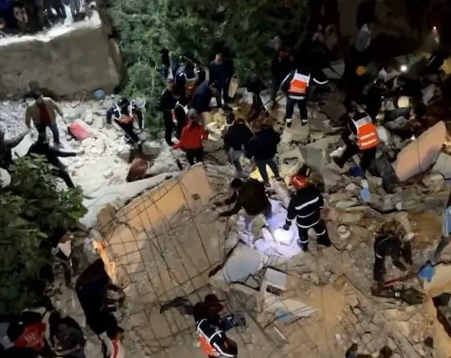 فاس.. انهيار مبنى آيل للسقوط يودي بحياة 9 أشخاص